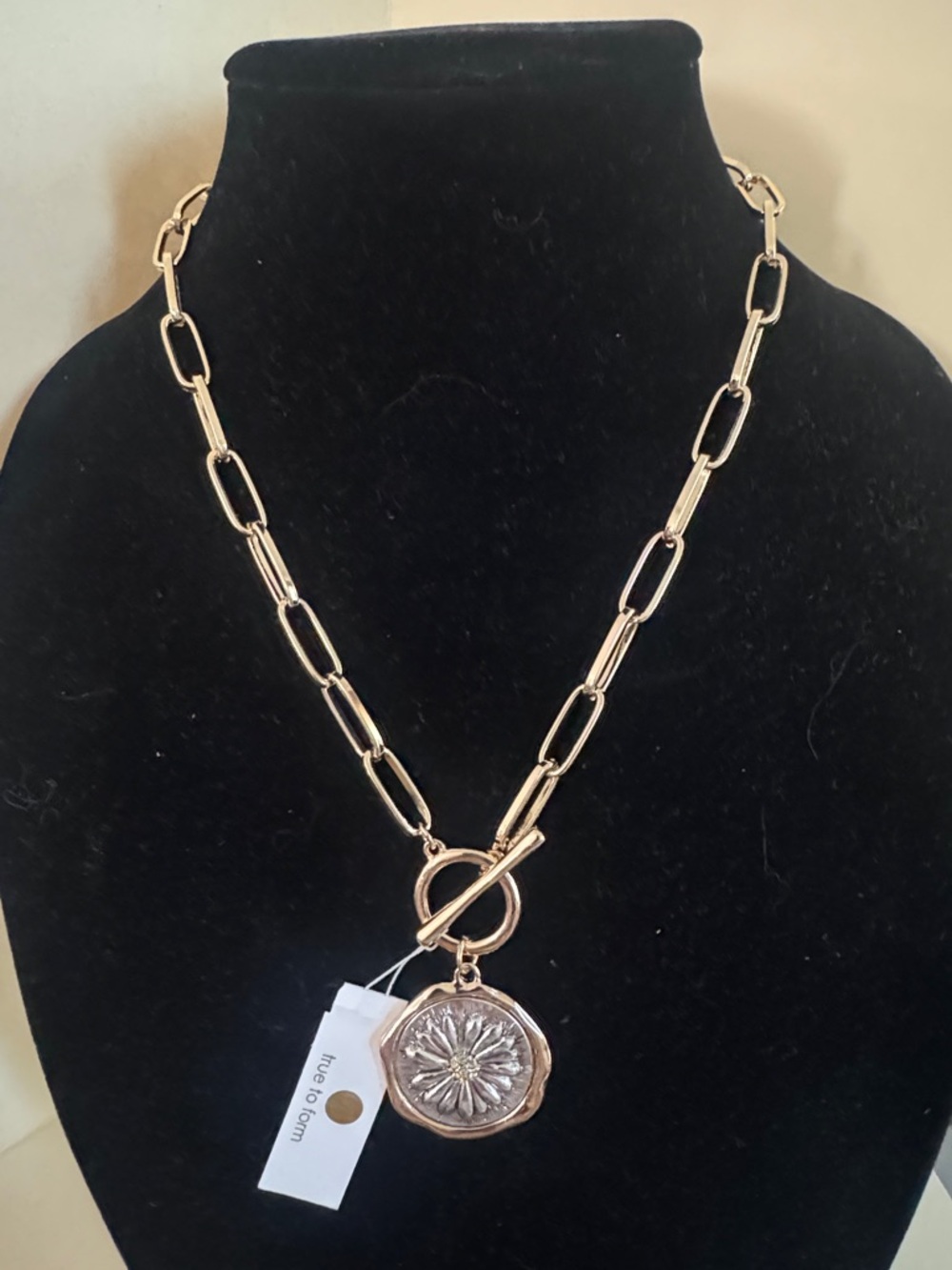 TRUE TO FORM 2-Tone Reversible Daisy Flower Pendant Toggle Necklace 20” NWT
